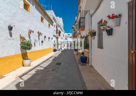 CHIPIONA, SPANIEN – 5. APRIL 2023: Blick auf die Straßen im historischen Zentrum von Chipiona, Provinz Cádiz, Andalusien, Südspanien, zeigt die Architektur Stockfoto