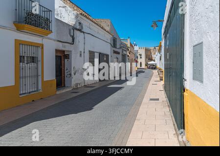 CHIPIONA, SPANIEN – 5. APRIL 2023: Blick auf die Straßen im historischen Zentrum von Chipiona, Provinz Cádiz, Andalusien, Südspanien, zeigt die Architektur Stockfoto