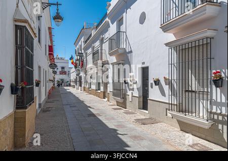CHIPIONA, SPANIEN – 5. APRIL 2023: Blick auf die Straßen im historischen Zentrum von Chipiona, Provinz Cádiz, Andalusien, Südspanien, zeigt die Architektur Stockfoto