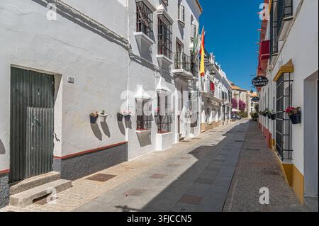 CHIPIONA, SPANIEN – 5. APRIL 2023: Blick auf die Straßen im historischen Zentrum von Chipiona, Provinz Cádiz, Andalusien, Südspanien, zeigt die Architektur Stockfoto
