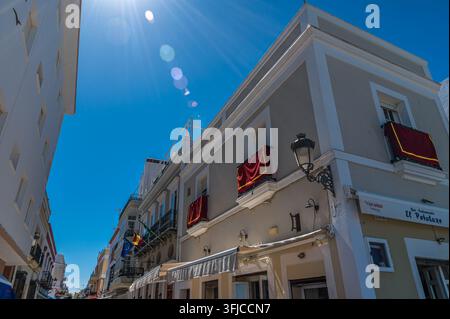 CHIPIONA, SPANIEN – 5. APRIL 2023: Blick auf die Straßen im historischen Zentrum von Chipiona, Provinz Cádiz, Andalusien, Südspanien, zeigt die Architektur Stockfoto