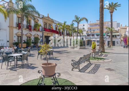 CHIPIONA, SPANIEN – 5. APRIL 2023: Blick auf die Plaza Juan Carlos I, einen öffentlichen Platz im historischen Zentrum von Chipiona, Provinz Cádiz, Andalusien, Süd Stockfoto