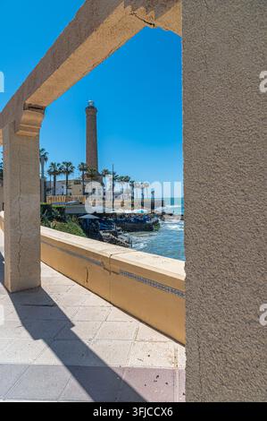 CHIPIONA, SPANIEN – 5. APRIL 2023: Blick auf Restaurants mit Außenterrassen an der Uferpromenade in Chipiona, Provinz Cadiz, Andalusien, Süden Stockfoto