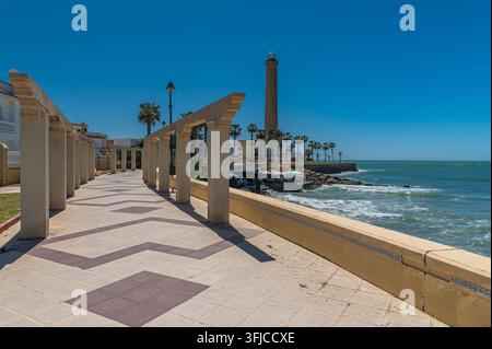 CHIPIONA, SPANIEN – 5. APRIL 2023: Blick auf Restaurants mit Außenterrassen an der Uferpromenade in Chipiona, Provinz Cadiz, Andalusien, Süden Stockfoto