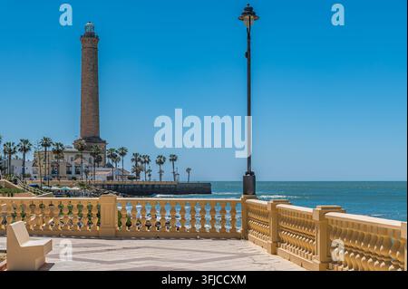 CHIPIONA, SPANIEN – 5. APRIL 2023: Blick auf Restaurants mit Außenterrassen an der Uferpromenade in Chipiona, Provinz Cadiz, Andalusien, Süden Stockfoto