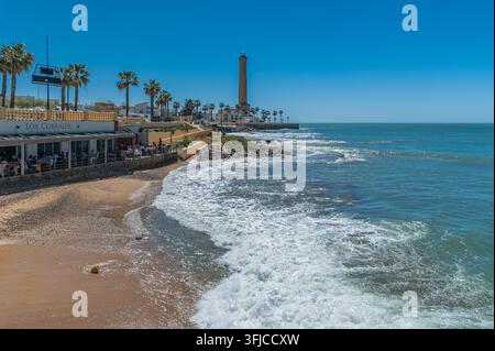 CHIPIONA, SPANIEN – 5. APRIL 2023: Blick auf Restaurants mit Außenterrassen an der Uferpromenade in Chipiona, Provinz Cadiz, Andalusien, Süden Stockfoto