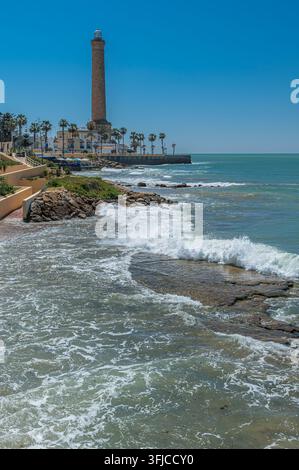 CHIPIONA, SPANIEN – 5. APRIL 2023: Blick auf Restaurants mit Außenterrassen an der Uferpromenade in Chipiona, Provinz Cadiz, Andalusien, Süden Stockfoto