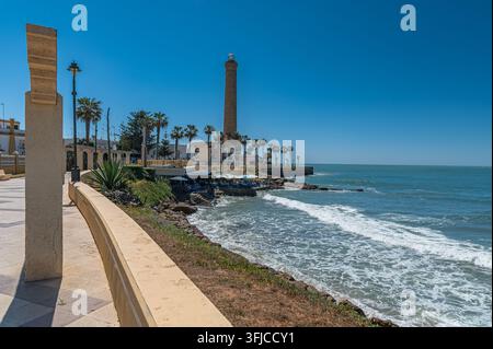 CHIPIONA, SPANIEN – 5. APRIL 2023: Blick auf Restaurants mit Außenterrassen an der Uferpromenade in Chipiona, Provinz Cadiz, Andalusien, Süden Stockfoto