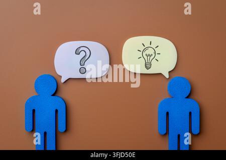 Zwei blaue menschliche Figuren mit Fragezeichen und Lichtblasen als Glühbirnen. Konzept für Problemlösung, Beratung, Ideenaustausch. Stockfoto