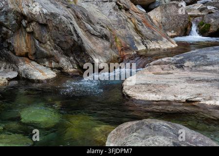 Klarer Gebirgsbach fließt durch das felsige Sanzhanxi-Tal in Hualien, Taiwan. Große Steinblöcke säumen das Flussbett. Landschaft des Taroko-Nationalparks. Stockfoto