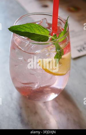 Minzlimonade in einem Glas mit Eis auf einem Tisch serviert Stockfoto