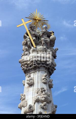 Statuengruppe der Heiligen Dreifaltigkeit oben auf der Heiligen Dreifaltigkeitssäule vor einem blauen Himmel im Schlossviertel in Budapest, Ungarn Stockfoto