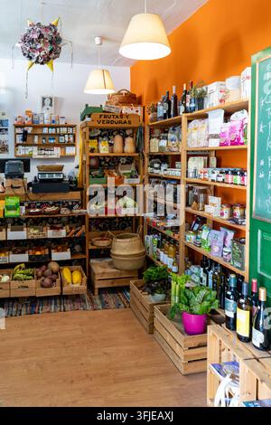 Ein gut sortierter Laden in Haria, Lanzarote, gefüllt mit frischen Produkten, Bio-Waren und lokalen Delikatessen. Das Innere ist rustikal und einladend Stockfoto