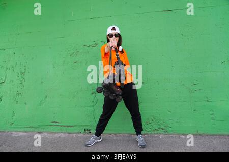 Frau mit Rollerblades zeigt mit dem Finger auf die Kamera Stockfoto
