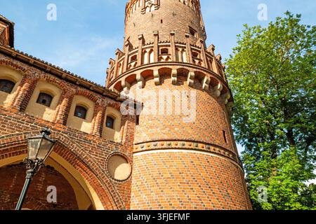 Historischer roter Backsteinturm mit gewölbtem Tor und dekorativer Mauerarbeit in einer deutschen Altstadt Stockfoto