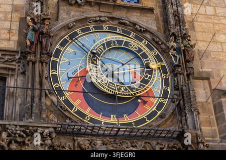 Mittelalterliche astronomische Uhr am Alten Rathaus in der Stadt Prag, Tschechische Republik. Stockfoto