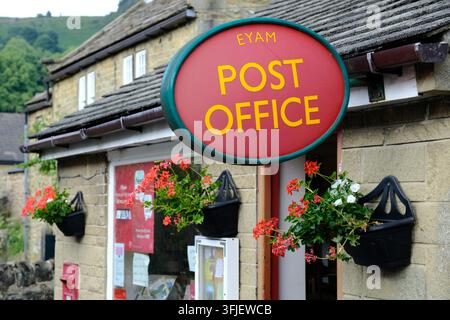 Das Postamt im Dorf Eyam im Peak District National Park, Derbyshire, UK, besser bekannt als das "Pestdorf" Stockfoto