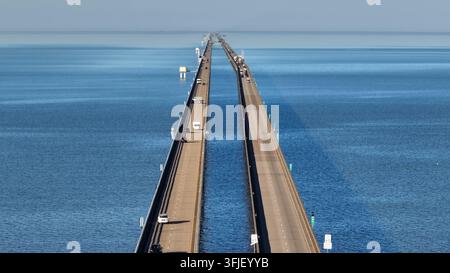 Lake Pontchartrain Causeway-Brücke. Einzigartige Luftansicht mit langem Zoomobjektiv. Längste durchgehende Brücke über Wasser der Welt, Jefferson Parish, Louis Stockfoto