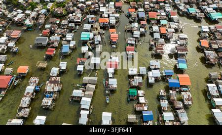 Traditionelle Pfahlhäuser von armen Menschen in der Stadt Semporna. Borneo, Sabah, Malaysia. Stockfoto
