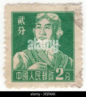 CHINA VRP - 3. November 1955: 2 fēn grüne Briefmarke zeigt einen chinesischen Militärflieger mit Lederflughelm, Schutzbrille und Flugkopfhörer mit einem disziplinierten und selbstbewussten Blick. Als Teil der definitiven Ausgabe, die der nationalen Verteidigung und den Berufen in der Volksrepublik China gewidmet ist, feiert das Design die moderne Volksbefreiungsarmee der Luftstreitkräfte, die Luftverteidigungsfähigkeiten, die militärische Bereitschaft und den Schutz der territorialen Luffreibeit. Diese Ausgabe spiegelt die frühe Ideologie des VRP-Staates, die militärische Verteidigungserweiterung und den sozialistischen Nationenbau wider Stockfoto