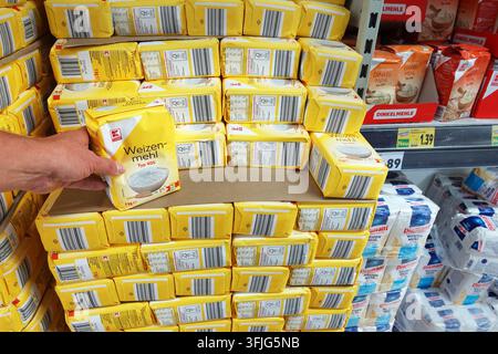 Weizenmehl in einem Supermarkt Stockfoto