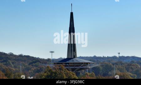 Gebetsturm und Gasflamme bei Tageslicht auf dem Campus der Oral Roberts University in Tulsa, Oklahoma. Christliches evangelikales Hochschulbildungsthema. Stockfoto