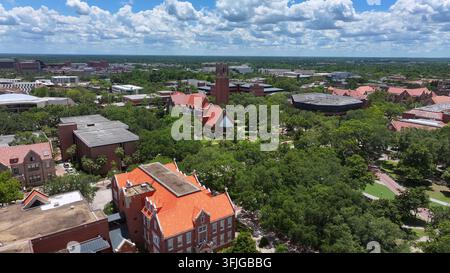 Luftaufnahme der University of Florida Areas mit historischen Gebäuden und grünen Bäumen im Sommer. Gainesville Town, Florida, USA. Weite Aufnahme. Stockfoto