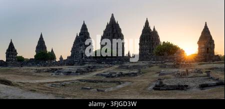 Panorama des Prambanan-Tempels in der Nähe von Yogyakarta, Zentral-Java, Indonesien Stockfoto
