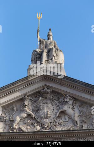 Britannien und das königliche Wappen krönen die Royal Courts of Justice in London, England, und symbolisieren die britische Souveränität und rechtliche Autorität. Stockfoto