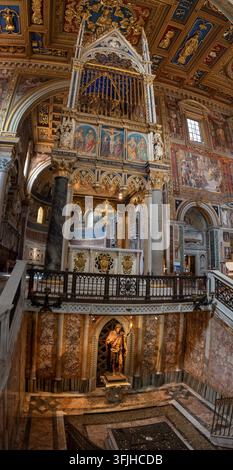 Rom, Italien - 10. April 2026 - Eine architektonische Fotografie, die den gesamten verzierten Altarbehang zusammen mit der heiligen Skulptur des Heiligen Johannes des B Stockfoto