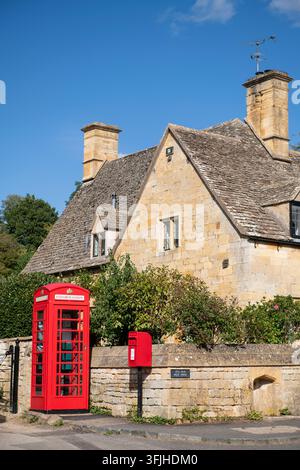 Rote Telefonzelle und ein roter Royal-Mail-Postkasten im Dorf Stanton in den Cotswolds, Gloucestershire, England, UK Stockfoto