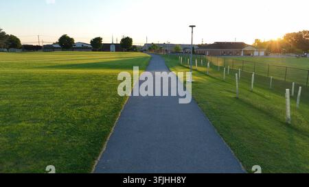 Rückseitige Luftaufnahme eines Wanderwegs im Park. Sonnenuntergang über einem schönen Park in Amerika. Weg für Wanderer und Radfahrer, West Marlborough Township, Pennsylvania Stockfoto