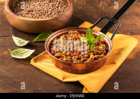 Linsensuppe in einer Schüssel Stockfoto