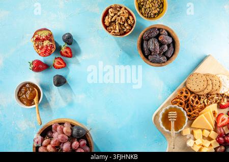 Schneidebrett mit Aufschnitt, frischen Früchten und Käse im Nahaufnahme Stockfoto