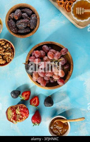 Schneidebrett mit Aufschnitt, frischen Früchten und Käse im Nahaufnahme Stockfoto