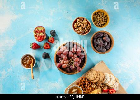 Schneidebrett mit Aufschnitt, frischen Früchten und Käse im Nahaufnahme Stockfoto