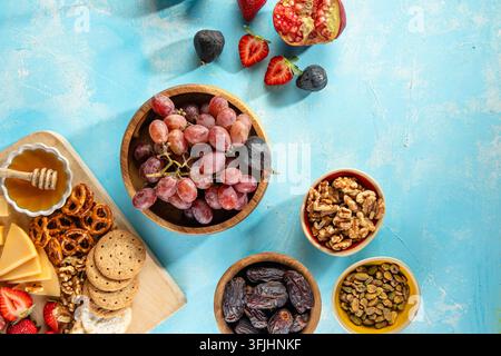 Schneidebrett mit Aufschnitt, frischen Früchten und Käse im Nahaufnahme Stockfoto