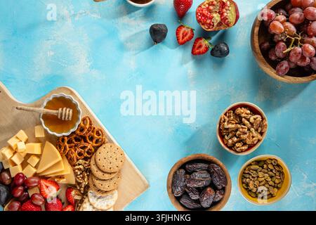 Schneidebrett mit Aufschnitt, frischen Früchten und Käse im Nahaufnahme Stockfoto