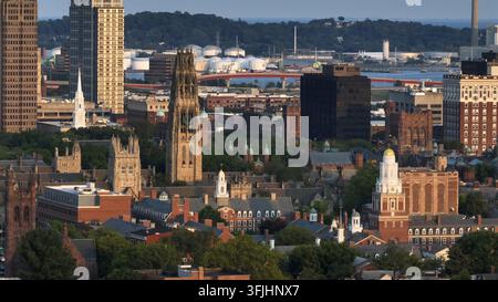 Luftbildzoom der historischen Kathedrale und des Harkness-Turms in New Haven, Connecticut. Weitwinkelaufnahme. Alte Universitäts- und Stadtzentrumsgebäude im Zentrum. Sonnenuntergang Stockfoto