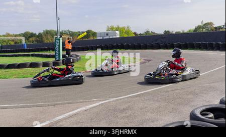 Daytona Outdoor Go, Kingston, UK 20. September 2026. Redaktionelle Actionaufnahme von Go-Kart-Fahrern, die auf einer Asphaltstrecke mit Reifenbarrieren rasen, während ein Stockfoto