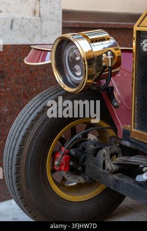 Nahaufnahme eines vintage Autoscheinwerfers, Rads und Messingverzierungen. Stockfoto