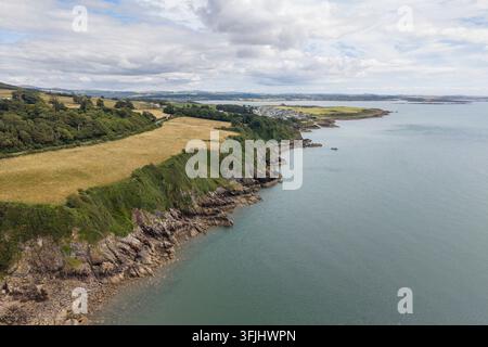 Luftaufnahme mit Blick approx. nach Osten auf die Küste von Wigtown Bay, in Richtung Auchenlarie Beach, Dumfries und Galloway, Schottland. Stockfoto