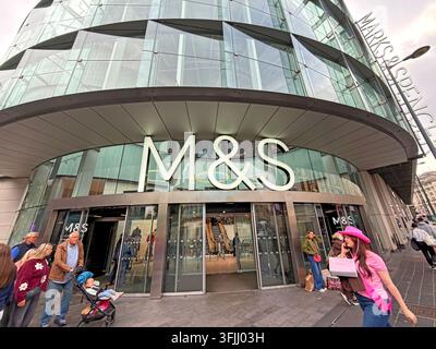 Eingang von Marks & Spencer bei Liverpool ONE an der South John Street, der die M&S-Marke innerhalb des Einzelhandelskomplexes im Stadtzentrum zeigt. Stockfoto