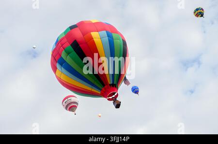 Mehrere Ballons schweben über dem Festplatz auf dem jährlichen Albuquerque Hot Air Balloon Fiesta. Okt 2014 Stockfoto