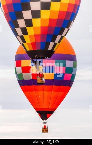 Mehrere Ballons schweben über dem Festplatz auf dem jährlichen Albuquerque Hot Air Balloon Fiesta. Okt 2014 Stockfoto