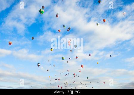 Mehrere Ballons schweben über dem Festplatz auf dem jährlichen Albuquerque Hot Air Balloon Fiesta. Okt 2014 Stockfoto