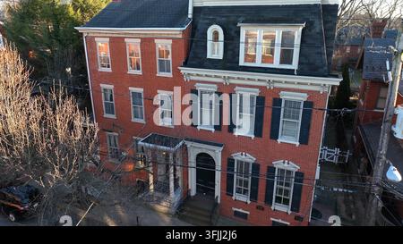 Luftaufnahme von verbundenen Backsteinhäusern in einer amerikanischen Stadt. Aufsteigender Drohnenblick auf malerische Häuser im Winter, Lancaster, Pennsylvania. Stockfoto