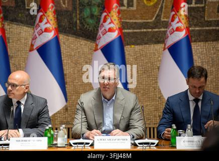 BELGRAD, SERBIEN - 9. JULI 2024: Präsident Aleksandar Vucic leitet offizielle Sitzung des Rates für das Bruttoinlandsprodukt in Belgrad mit Milos Vucevic Stockfoto