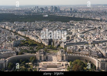 Touristen betrachten Paris vom Eiffelturm aus, blicken nach Norden über die Seine in Richtung des Palais de Chaillot und La Défense. Stockfoto