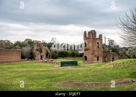 Eine weite Landschaftsperspektive, die die langgestreckten Rennstreckenruinen und die Überreste der kaiserlichen Villa entlang der Via Appia Antica in Italien zeigt Stockfoto
